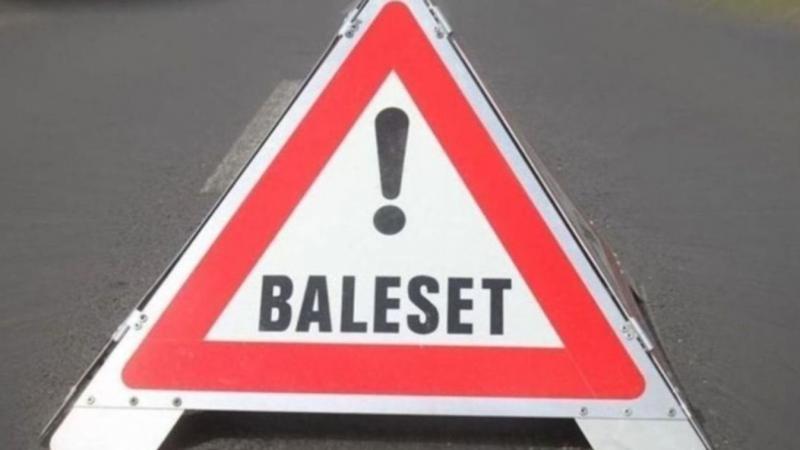 Motorbaleset történt a 84-es főúton: a helyszínre tűzoltók és mentők is érkeztek.