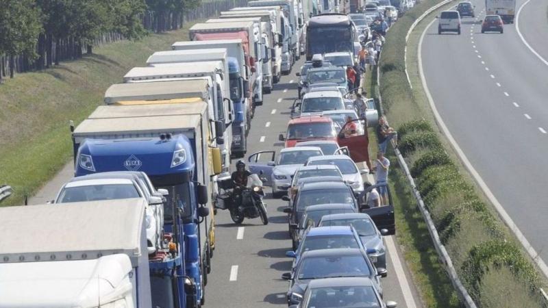 Ezért kígyózik a hatalmas autósor az M3-ason.