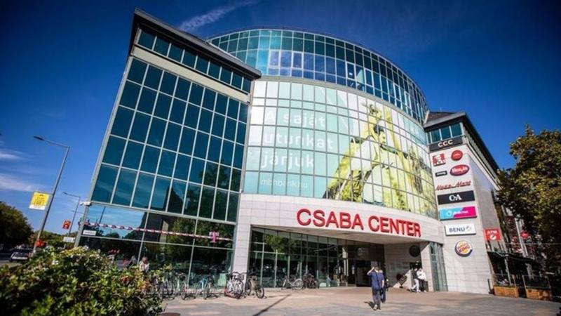 A Csaba Centerben olyan hangulat uralkodik, mintha a vadnyugat világába csöppentünk volna, ahol még az igazgató is bátran részt vesz a kalandokban.