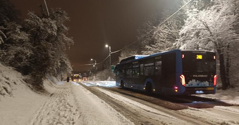 A hóesés következtében hatalmas zűrzavar alakult ki az utakon.