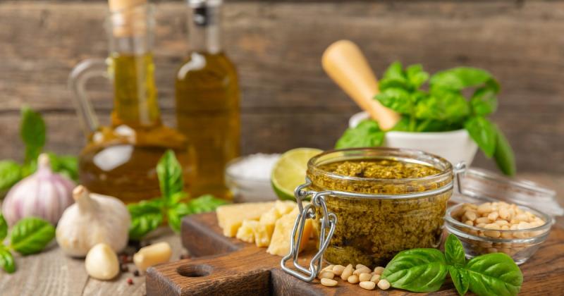 A pesto egy ízletes és aromás szósz, amely az olasz konyhából származik, különösen Ligúria régiójából. Alapvetően friss bazsalikom, fokhagyma, fenyőmag, parmezán sajt és olívaolaj kombinációjából készül. A hagyományos pesto zöld színét a bazsalikom adja, 