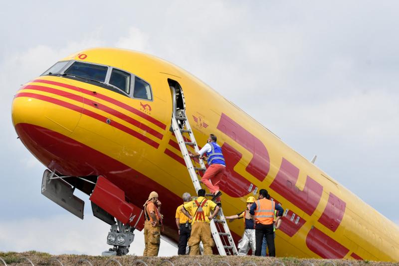 Egy litván településen, ahol a mindennapi élet és a természet csendje találkozik, váratlanul megzavarta a nyugalmat egy DHL teherszállító repülőgép, amely a helyi lakóház udvarára csapódott. Az esemény sokkolta a lakókat, akik alig tudták felfogni a hirte