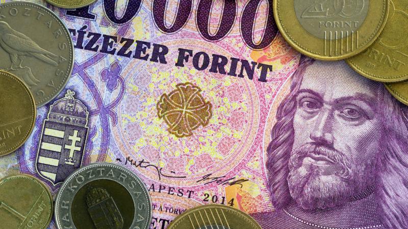 Ma különleges nap van: a dollár ára 400 forint, míg a fontért 500 forintot kérnek.