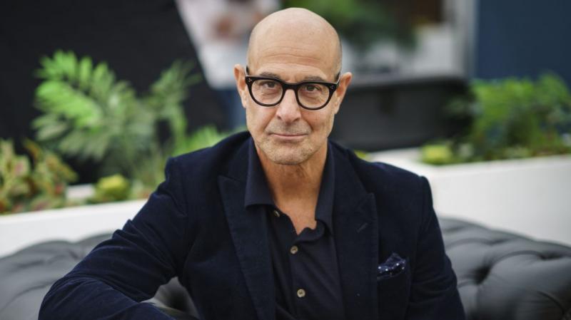 Stanley Tucci hajdanán, amikor még dús hajkoronával büszkélkedhetett, egészen másképp festett. A színész megjelenése akkoriban fiatalosabb és lendületesebb volt, mely a karrierje kezdeti szakaszát idézi fel. A haj, ami mindig is a karakterei egyik jellegz