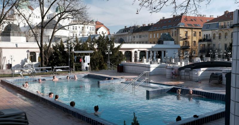 A budapesti fürdők belépőjegyei folyamatos áremelkedésen mennek keresztül. A különböző létesítményekben tapasztalható díjemelkedés nemcsak a költségek emelkedésével magyarázható, hanem a szolgáltatások folyamatos fejlesztésével és a fenntartási költségek 