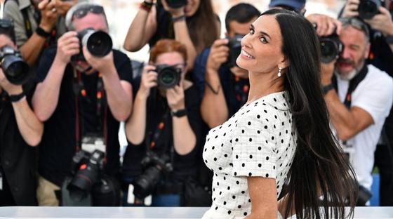 Demi Moore családja hatalmas örömmel ünnepelte a színésznő Golden Globe-díjának megnyerését. A szobát felemelő nevetés és izgatott kiáltások töltötték be, miközben mindenki szívből gratulált neki. Az élmény felejthetetlen volt, hiszen a díj nemcsak Demi t