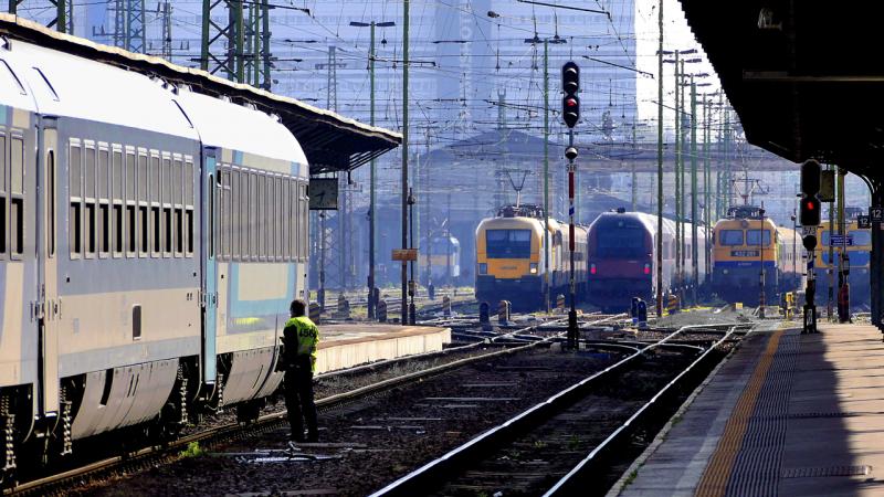 Túlszaladt a Keleti pályaudvaron egy InterCity vonat, de a MÁV tájékoztatása szerint az utasok biztonságban voltak, és nem fenyegette őket veszély.