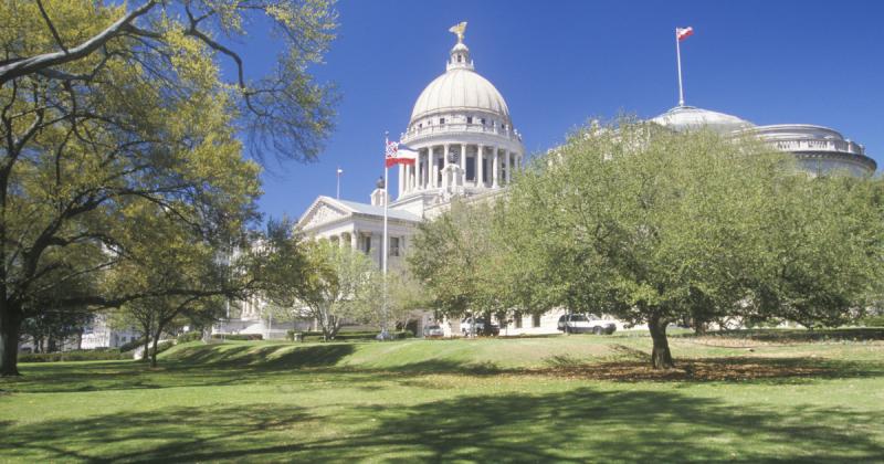 Egy mississippi szenátor javaslatot tett arra, hogy tiltsák be a férfiak számára az önkielégítést, ami heves vitákat generált az államban. Az elképzelés célja, hogy felhívja a figyelmet a szexuális egészség és a társadalmi normák kérdéseire. A szenátor sz