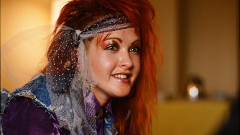 Egykor utcazenész és aktmodell volt, most pedig a siker útját járja: Cyndi Lauper búcsúturnéja keretében Magyarországra is ellátogat.