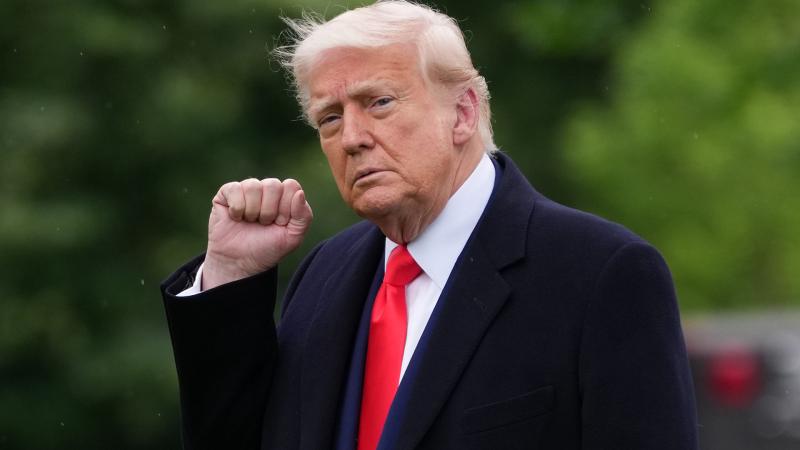 Trump brutális vámokat alkalmaz? A tőzsde ingadozása fokozódik, a recesszió küszöbén állunk, és a szakértők aggodalma egyre nő.
