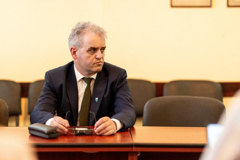 Egy gyergyószentmiklósi tanácsos lemondását jelentette be, miután egy Monturisttal összefüggő ügy került napvilágra. Az eset nagy port kavart a helyi közéletben, és sokak figyelmét felkeltette. Székelyhon hírportálunkon részletesen foglalkozunk a történte