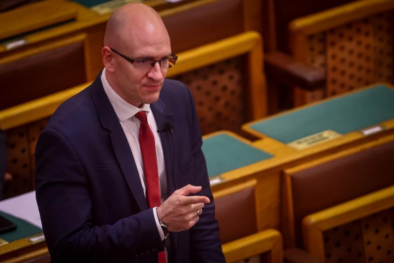 Z. Kárpát Dániel Répássy Róbertnek devizás ügy kapcsán így fogalmazott: 