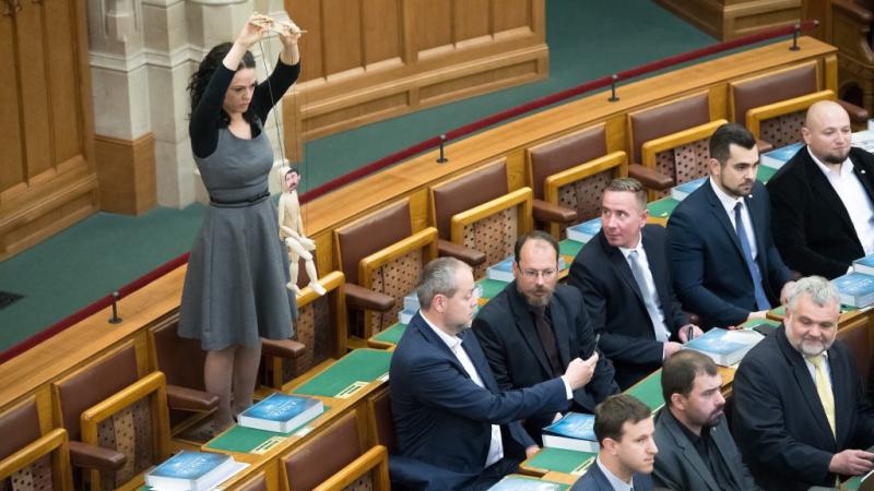 Orbán Viktor arcba fütyülése és az Áder-bábu: egy per megnyerése, egy másik elvesztése.