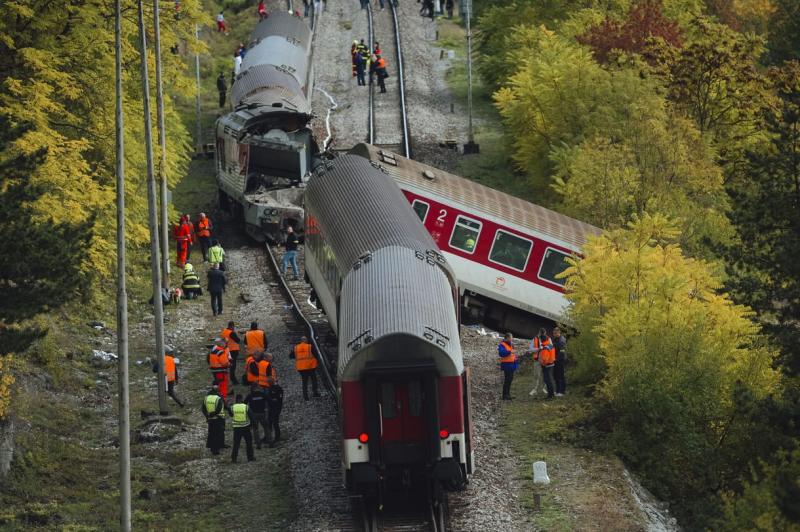 Őrizetbe került a mozdonyvezető, akit a szlovákiai vonatbaleset kapcsán gyanúsítanak.