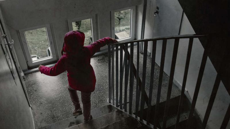 A gyerekeket félelemben tartják, mivel van olyan tanár, aki odalép hozzájuk és bántalmazza őket.