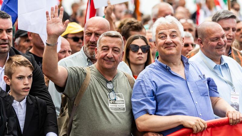 Heti abszurd: A Hülyemenetek Őrületének Káosza

A hét eseményei között kiemelkedik a Hülyemenetek hisztériája, amely olyan szintre hágott, hogy már a legnagyobb komolysággal is nehéz megközelíteni. Az emberek csupán egy aprócska félreértés miatt kezdtek e