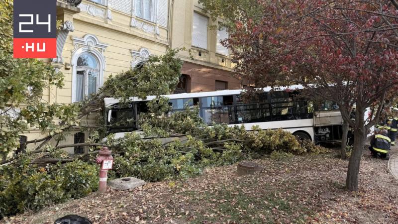 Szolnokon egy busz balesetet szenvedett, amikor a gimnázium közelében ütközött. Az incidens következtében több ember megsérült, és néhányan súlyosabb állapotban kerültek kórházba. A helyszínre sürgősen kiérkeztek a mentőszolgálatok, hogy segítsenek a sérü